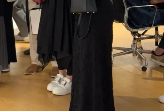 李湘王岳伦带王诗龄现身香港艺术展，一家三口都是同款水桶型身材