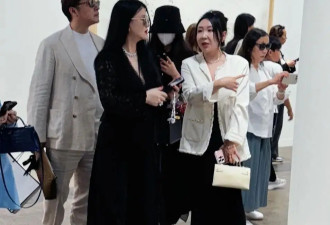 李湘王岳伦带王诗龄现身香港艺术展，一家三口都是同款水桶型身材