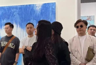 李湘王岳伦带王诗龄现身香港艺术展，一家三口都是同款水桶型身材