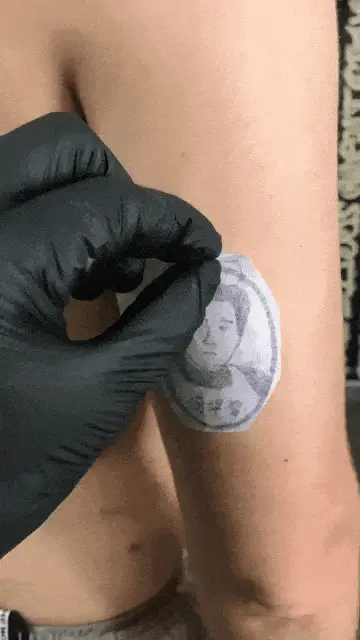 有多少老外把老干妈纹在身上？