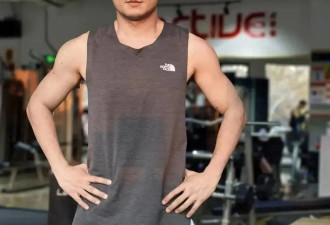 42岁尼格买提现身四川，健身房里秀出超猛胸肌，想不到练的这么好