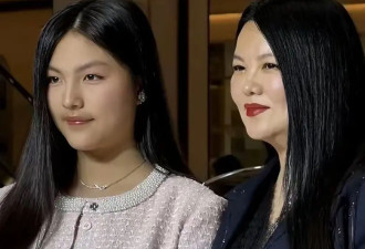 15岁王诗龄出席活动，小香风配7cm高跟鞋像贵妇，唇边一圈小胡子