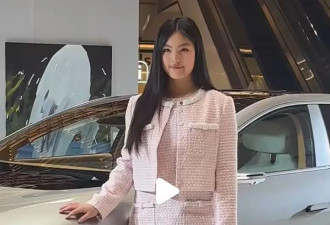 15岁王诗龄出席活动，小香风配7cm高跟鞋像贵妇，唇边一圈小胡子