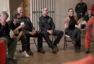 卡戴珊探访男囚犯着装惹争议，被美国网友劝“穿衬衫”