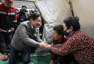 李在明被判无罪后慰问韩山火灾民 民众呛::尹在哪
