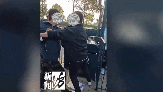 两男子在上海迪士尼大打出手，因为抽烟