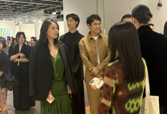 37岁马思纯暴瘦后嫩回少女！穿绿色吊带裙现身香港街头，神态自若身材火辣很撩人！