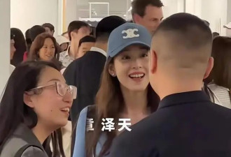 章泽天穿着休闲装看展览，宛如大学生，身材纤瘦背很薄，状态很好