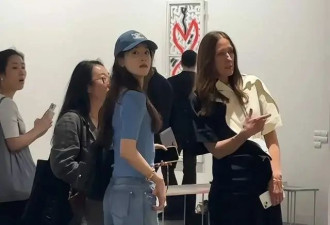 章泽天穿着休闲装看展览，宛如大学生，身材纤瘦背很薄，状态很好