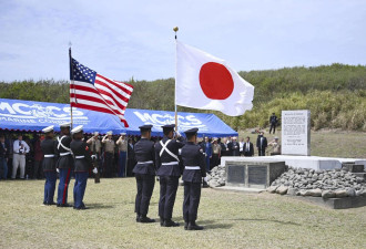 日首相与美国防部长出席硫黄岛战役日美联合慰灵式