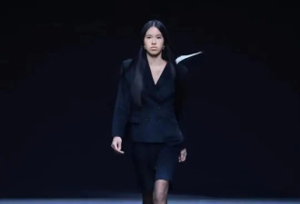 张庭15岁女儿林希曈初次走秀，外貌长相引争议，淡定回应外貌