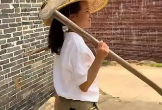 49岁麦家琪近况曝光，回农村光脚抛秧苗