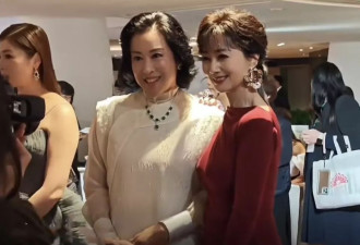 66岁朱玲玲C位现身慈善晚会，71岁赵雅芝站角落