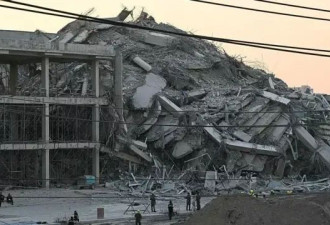 BBC记者现场:救援人员在倒塌建筑废墟中拼命搜寻