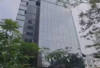 曼谷48层豪华公寓关闭高空泳池,住户可回家"但...