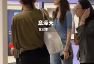 王岳伦与李湘带着女儿看展，王诗龄全程戴口罩...