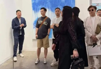 王岳伦与李湘带着女儿看展，王诗龄全程戴口罩...