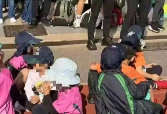 58岁黎明携家人露面，老婆长相不漂亮气质出众