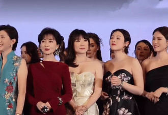 赵雅芝出席港姐慈善晚会站角落，中间位置无法撼动