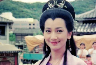 赵雅芝出席港姐慈善晚会站角落，中间位置无法撼动