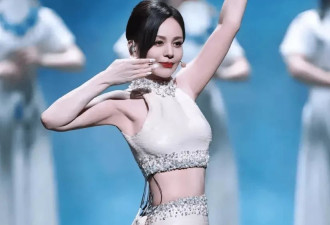 54岁“雪姨”王琳穿短裙婚纱走秀，身材火辣