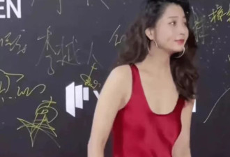 45岁殷桃吊带装惹争议！网友：衰老有罪还是审美畸形？