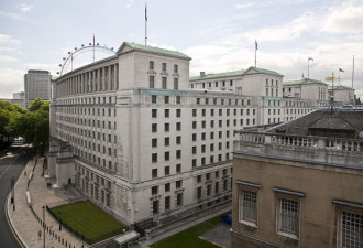 这太疯狂了！英国大量机密文件散落街头