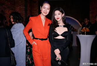 朱珠与小2岁老公合影真敢穿，丰满身材穿挖洞裙，41岁美出新高度