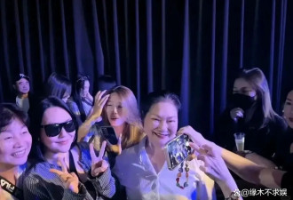 大S母女罕见合影曝光，细节曝两人感情微妙，难怪大S抱怨妈妈太偏心！