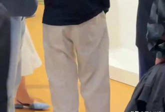 郭晶晶6岁女儿霍中怡，一边走路一边写笔记，认真模样像极了妈妈