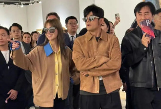 郭晶晶6岁女儿霍中怡，一边走路一边写笔记，认真模样像极了妈妈
