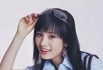 杨幂17岁时与成龙合影曝光，穿吊带挑染发型吸睛，果真从小美到大