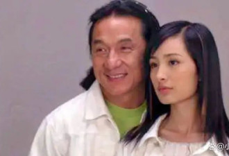 杨幂17岁时与成龙合影曝光，穿吊带挑染发型吸睛，果真从小美到大