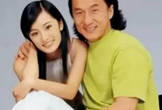 杨幂17岁时与成龙合影曝光，穿吊带挑染发型吸睛，果真从小美到大