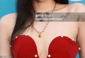 Jennie换了“欧美妆”后大变样！穿红色抹胸裙化雀斑妆，很高级