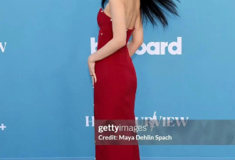 Jennie换了“欧美妆”后大变样！穿红色抹胸裙化雀斑妆，很高级