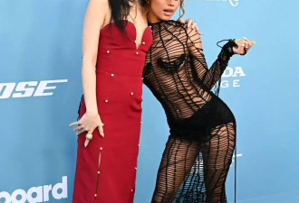 Jennie换了“欧美妆”后大变样！穿红色抹胸裙化雀斑妆，很高级