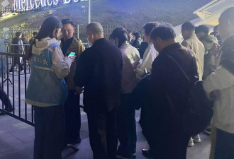 送父母看刀郎演唱会的年轻人：父亲特地穿西装入场