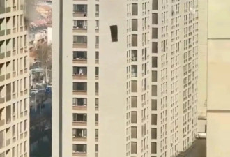 青岛高层屋苑爆炸瞬间视频曝 目击者拍下惊人场面