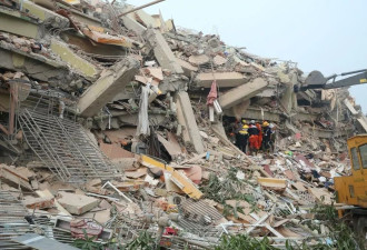 缅甸强震 住数百华人11层公寓倒塌 41°C下弥漫尸臭