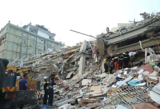 缅甸强震 住数百华人11层公寓倒塌 41°C下弥漫尸臭