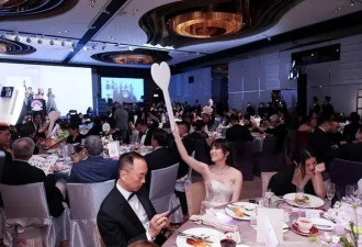 港姐43周年赵雅芝70岁冻龄惊艳全场，新生代....