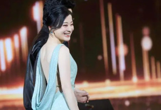 48岁梅婷减肥成功后尺度越来越大，“真空”穿露背裙，真不怕走光
