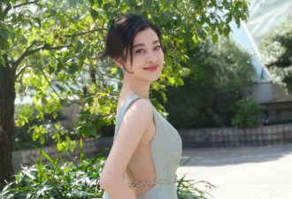 48岁梅婷减肥成功后尺度越来越大，“真空”穿露背裙，真不怕走光