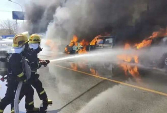 女子默念平安烧纸祈福 却引燃9辆车! 警方通报