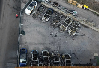 欧洲这国特斯拉展厅爆发大火 17辆车被毁