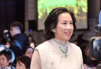 郭晶晶婆婆出席活动，佩戴千万翡翠站C位