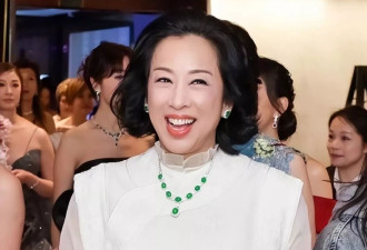 郭晶晶婆婆出席活动，佩戴千万翡翠站C位