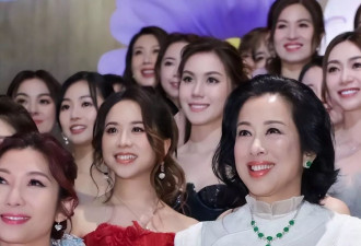 郭晶晶婆婆出席活动，佩戴千万翡翠站C位
