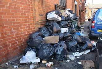 英国街头堆放1.7万吨垃圾，蛆虫老鼠丛生
